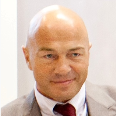Олег Новиков